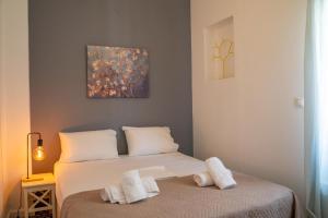 Un dormitorio con dos camas con toallas encima. en Eclectic Urban Nest, en Heraklion