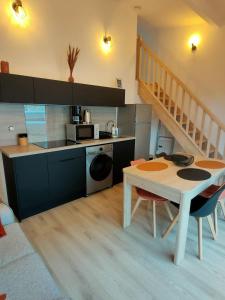 La Chapelle-de-GuinchayにあるSaint-Amour domaine de la vigneのキッチン(テーブル付)、階段付きのキッチン
