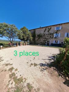 La Chapelle-de-GuinchayにあるSaint-Amour domaine de la vigneの建物の前に3つの場所に文字が書かれた未舗装道路