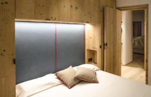 Cama en habitación con pared en 185 Villa Primavera, en Alvera