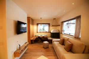 una sala de estar con un sofá y una mesa en 185 Villa Primavera, en Alvera