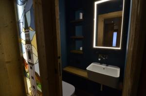 Un baño con lavabo, espejo e inodoro. en 185 Villa Primavera, en Alvera