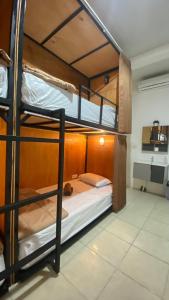 Postel nebo postele na pokoji v ubytování Fi Hostel Kuta Lombok