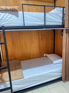 Postel nebo postele na pokoji v ubytování Fi Hostel Kuta Lombok