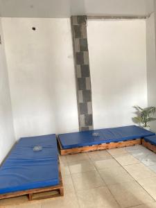 Postel nebo postele na pokoji v ubytování Fi Hostel Kuta Lombok