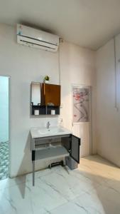 TV a/nebo společenská místnost v ubytování Fi Hostel Kuta Lombok