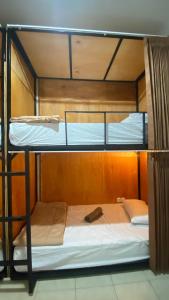 Postel nebo postele na pokoji v ubytování Fi Hostel Kuta Lombok + 13 fotografií
