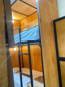 Postel nebo postele na pokoji v ubytování Fi Hostel Kuta Lombok