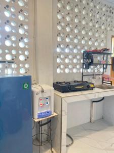Kuchyň nebo kuchyňský kout v ubytování Fi Hostel Kuta Lombok