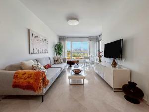 Телевизор и/или развлекательный центр в Breeze Suite at The Island