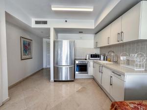 Кухня или мини-кухня в Breeze Suite at The Island
