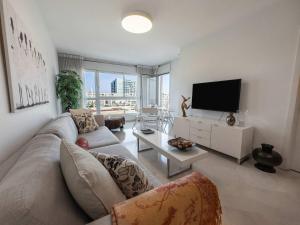 Телевизор и/или развлекательный центр в Breeze Suite at The Island +16 фотографий