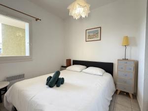 Ένα ή περισσότερα κρεβάτια σε δωμάτιο στο Evasion Valras Appartement Cosy avec Piscine