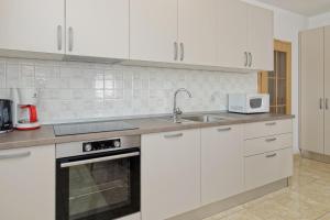 Kuchyň nebo kuchyňský kout v ubytování Apartments Kaja by Rent Istria