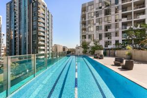 シドニーにあるTop Floor 2br Pool, Gym, Parking Airport, Cityの建物の屋上にあるプール