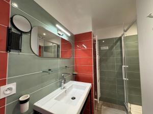 a bathroom with a sink and a shower at La Gambade - Wifi, Jardin, BBQ, 1500 m de la mer in Mesquer
