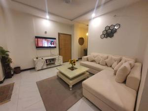 un salon avec un canapé et une table dans l'établissement SS Homes 2BHK, à Rawalpindi