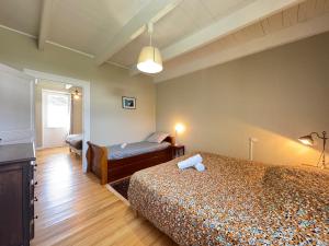 a bedroom with a bed and a couch at La Gambade - Wifi, Jardin, BBQ, 1500 m de la mer in Mesquer