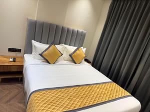 Postel nebo postele na pokoji v ubytování Lilium Hotels Talegaon