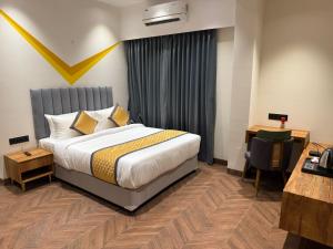 Postel nebo postele na pokoji v ubytování Lilium Hotels Talegaon