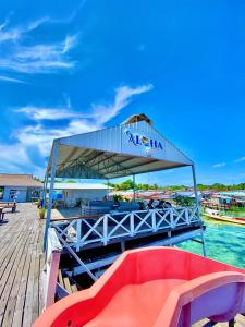 Bazén v ubytování Aloha Mabul Scuba Lodge nebo v jeho okolí