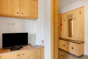 a flat screen tv sitting on top of a wooden cabinet at Pechererhof in Fie allo Sciliar