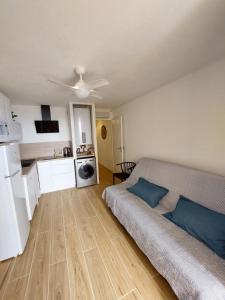 un soggiorno con divano e cucina di Appart avec loggia en front de mer et superbe vue a Le Barcarès