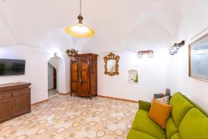 TV a/nebo společenská místnost v ubytování Cà di Matetti - Esclusivo nel Borgo Saraceno a due passi dal Mare