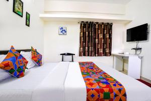 Katil atau katil-katil dalam bilik di FabHotel Komfort Inn - Nr Twin Tower +24 gambar