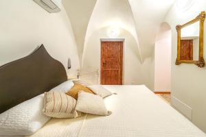 Postel nebo postele na pokoji v ubytování Cà di Matetti - Esclusivo nel Borgo Saraceno a due passi dal Mare