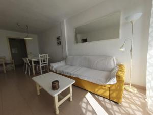 un soggiorno con un divano e un tavolo di Alquilaencanarias-Medano Lagos de Miramar I a El Médano Altre 14 foto