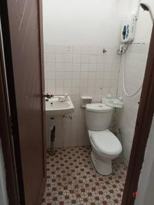 クチンにあるNatol Homestay - Venice 2 Samajaya Tabuan Tranquility Townshipのトイレと洗面台付きのバスルーム