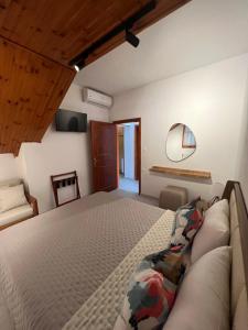 Postel nebo postele na pokoji v ubytování Jimmy's Guest House Skiathos