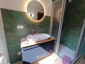 ein Badezimmer mit Waschbecken und Dusche in der Unterkunft Ferienappartements Haus Fischersruh in Lauterbach