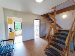 eine Treppe in einem Wohnzimmer mit blauen Stühlen in der Unterkunft Ferienappartements Haus Fischersruh in Lauterbach