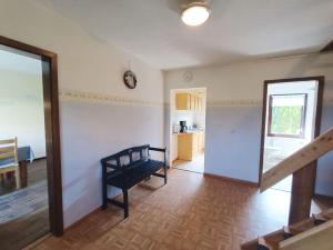 ein Wohnzimmer mit einer Bank in einem Zimmer in der Unterkunft Ferienappartements Haus Fischersruh in Lauterbach + 12 Fotos