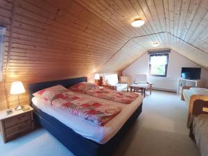 Ein Bett oder Betten in einem Zimmer der Unterkunft Ferienappartements Haus Fischersruh