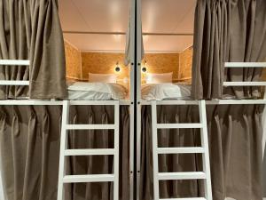 Katil atau katil-katil dalam bilik di 暖南小安民宿The Warm Tain-An Hostel-台南火車站-新樓醫院-背包客房-可包層-可包房-可包棟-獨旅友善民宿
