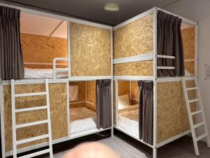 Katil atau katil-katil dalam bilik di 暖南小安民宿The Warm Tain-An Hostel-台南火車站-新樓醫院-背包客房-可包層-可包房-可包棟-獨旅友善民宿