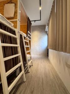 Katil atau katil-katil dalam bilik di 暖南小安民宿The Warm Tain-An Hostel-台南火車站-新樓醫院-背包客房-可包層-可包房-可包棟-獨旅友善民宿