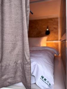 Katil atau katil-katil dalam bilik di 暖南小安民宿The Warm Tain-An Hostel-台南火車站-新樓醫院-背包客房-可包層-可包房-可包棟-獨旅友善民宿