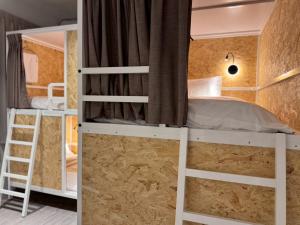 Katil atau katil-katil dalam bilik di 暖南小安民宿The Warm Tain-An Hostel-台南火車站-新樓醫院-背包客房-可包層-可包房-可包棟-獨旅友善民宿