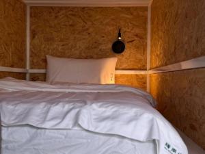 Katil atau katil-katil dalam bilik di 暖南小安民宿The Warm Tain-An Hostel-台南火車站-新樓醫院-背包客房-可包層-可包房-可包棟-獨旅友善民宿