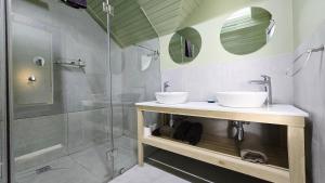 Bilik mandi di Kasteelberg Place • Stay +47 gambar