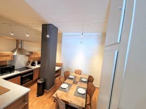 Köök või kööginurk majutusasutuses Immeuble Historique Chamonix Centre