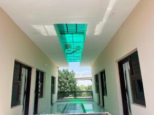 Chandigarh AirportMahadev Hotel !! Near Chandigarh Int'l Airport !的带游泳池和玻璃天花板的房间