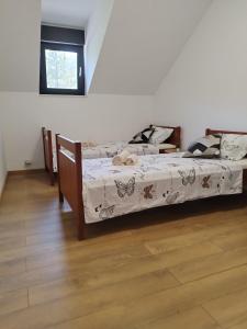 Ένα ή περισσότερα κρεβάτια σε δωμάτιο στο Apartman Orhideja +27 φωτογραφίες