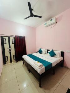 Chandigarh AirportMahadev Hotel !! Near Chandigarh Int'l Airport !的带床和吊扇的卧室