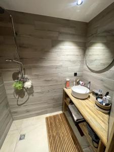 un bagno con lavandino e specchio di Méribel Village Luxury Apartment a Les Allues