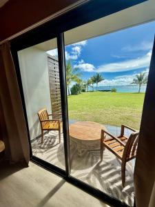 Otemanu Lagoon Apartment with Lagoon View的阳台或露台